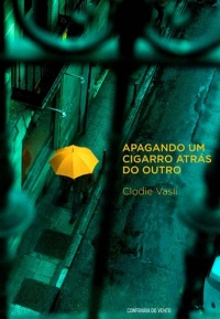 Apagando um cigarro atr&aacute;s do outro